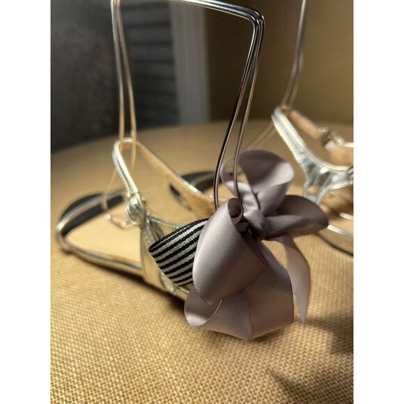 Silver Sandals with Bows- Big Girls size 3.5 Xian Meng Xian Ying - Picture 2 of 15